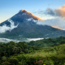 Volcan Arenal et nuages au Costa Rica